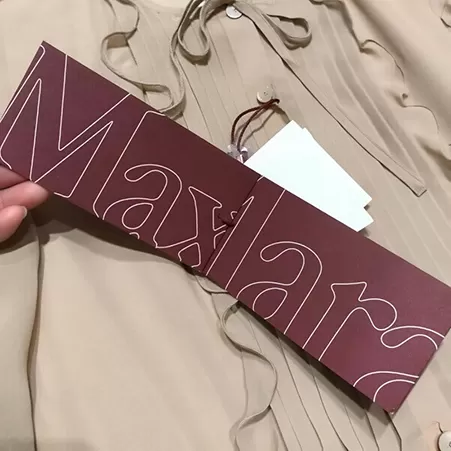 Étiquettes de vêtements et accessoires de luxe